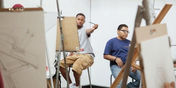 RIC艺术学生在绘画课上